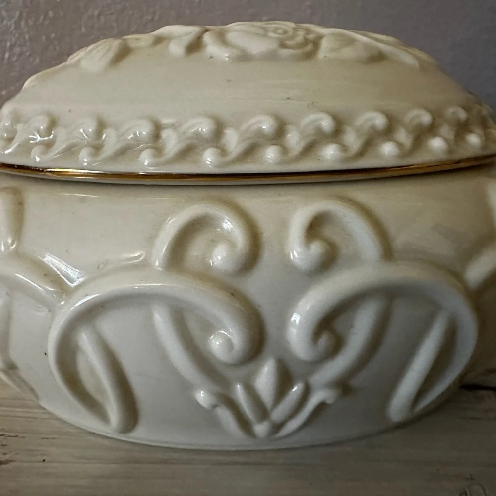 LENOX Ivory Rose Embossed Jewelry Trinket Box Music Oval Gold Trim 5.5